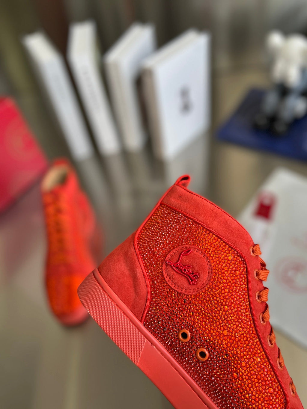 Botas altas naranjas con letras y tachuelas de diamantes