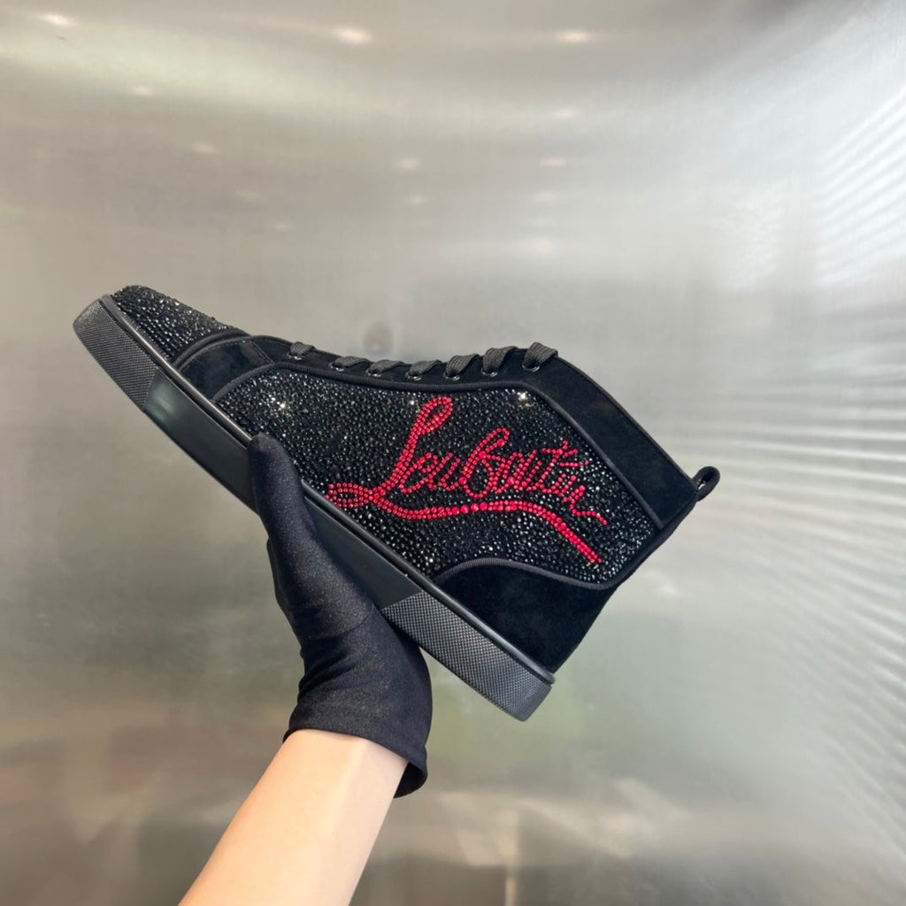 Botas altas negras con letras y tachuelas de diamantes