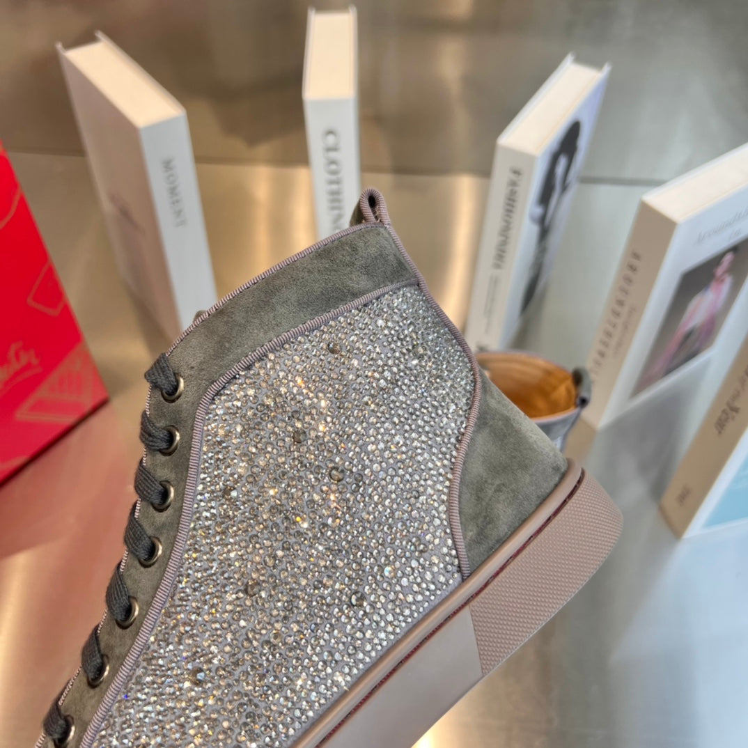 Botas altas grises con tachuelas de diamante