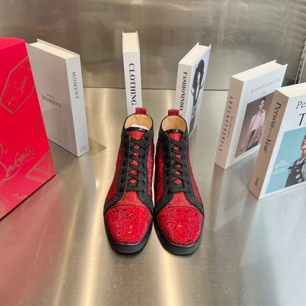 Botas altas negras con tachuelas de diamantes rojos
