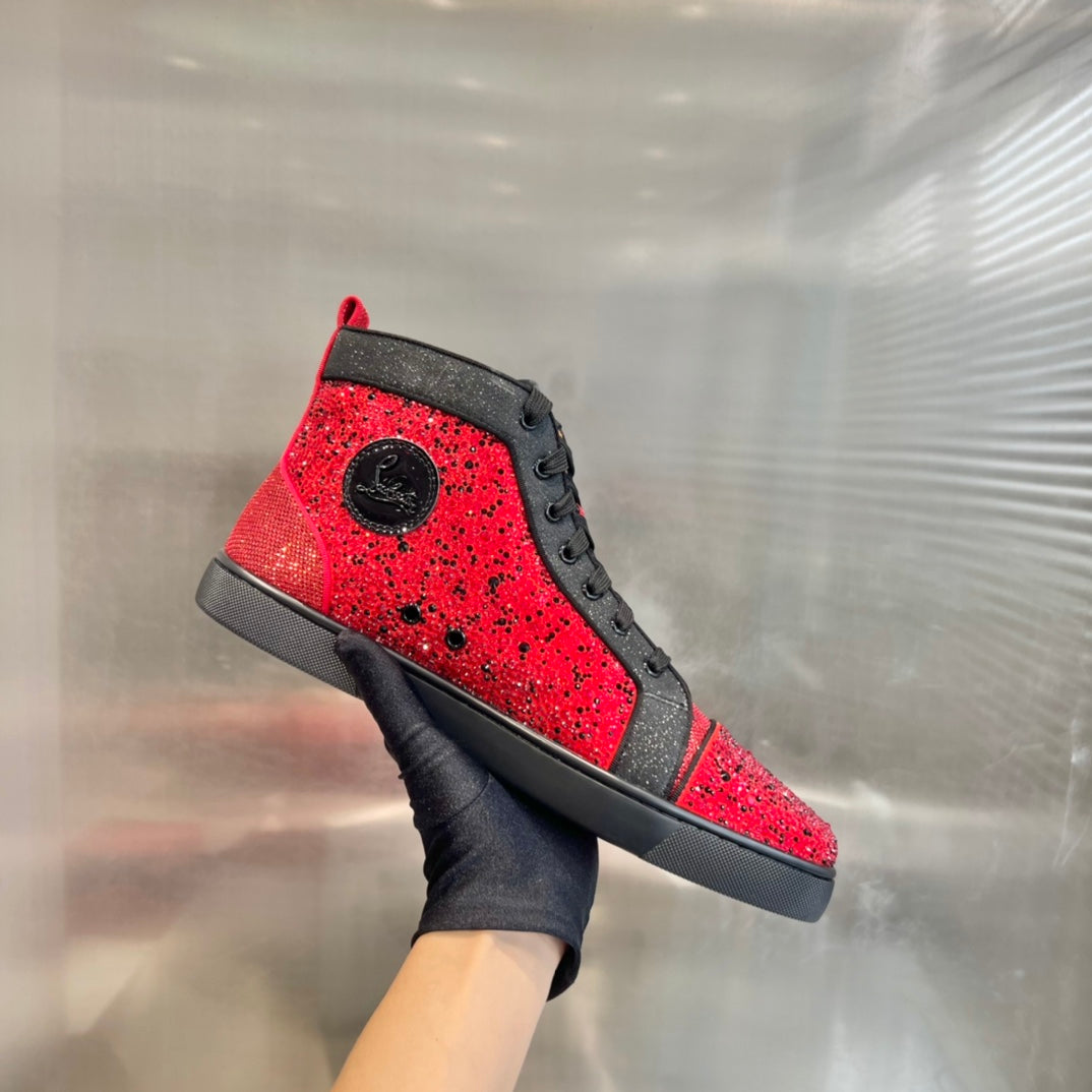 Botas altas negras con tachuelas de diamantes rojos