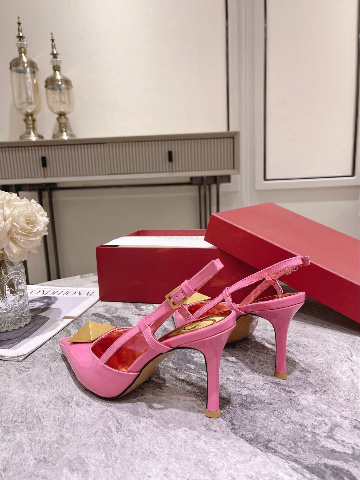 Tacones de charol con tachuelas