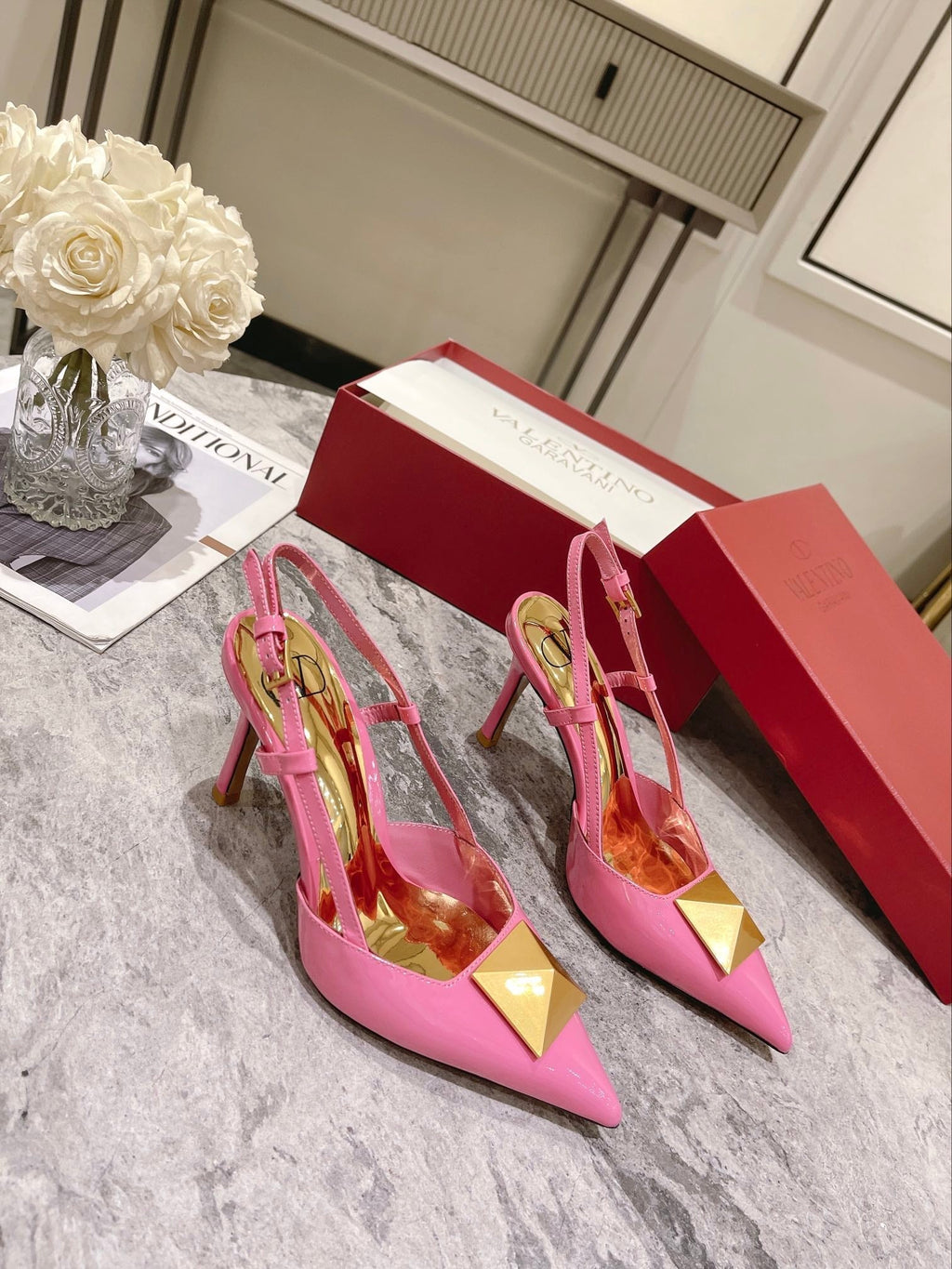 Tacones de charol con tachuelas