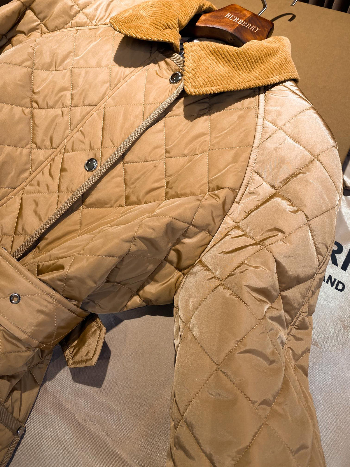 Chaqueta con cintura ajustable con cordón