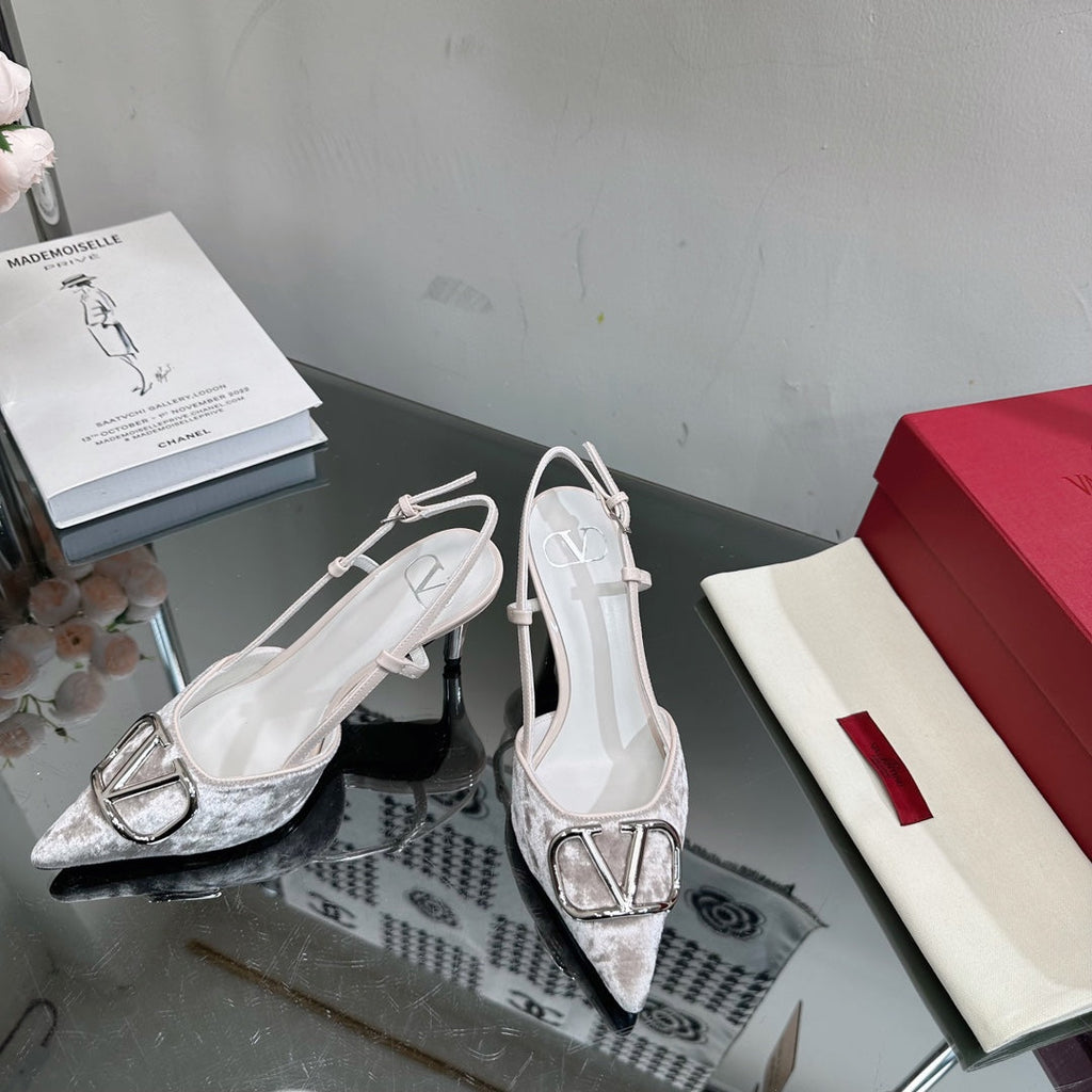 Tacones de terciopelo con hebilla en V