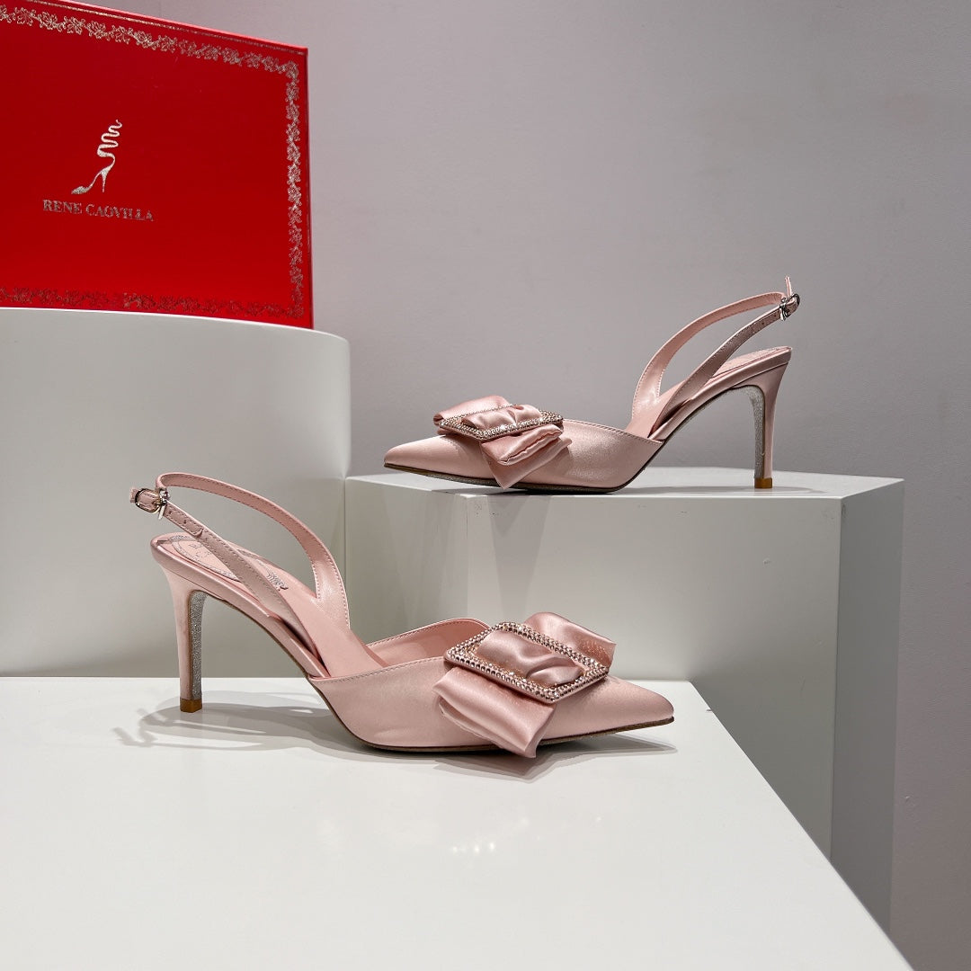 Tacones de cristal con lazo de seda