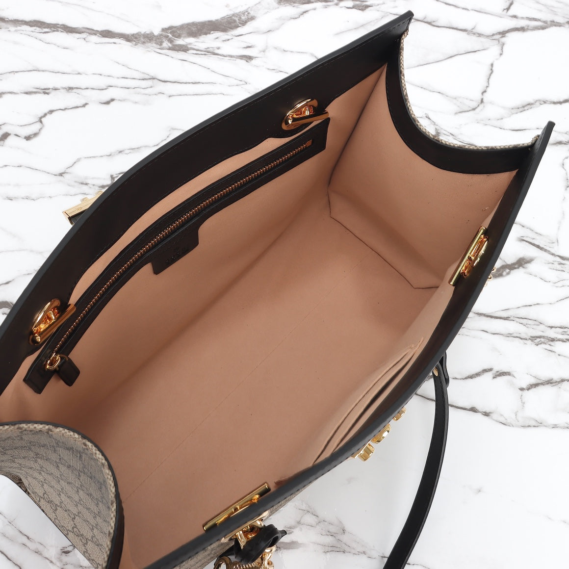 Bolso de cuero con candado