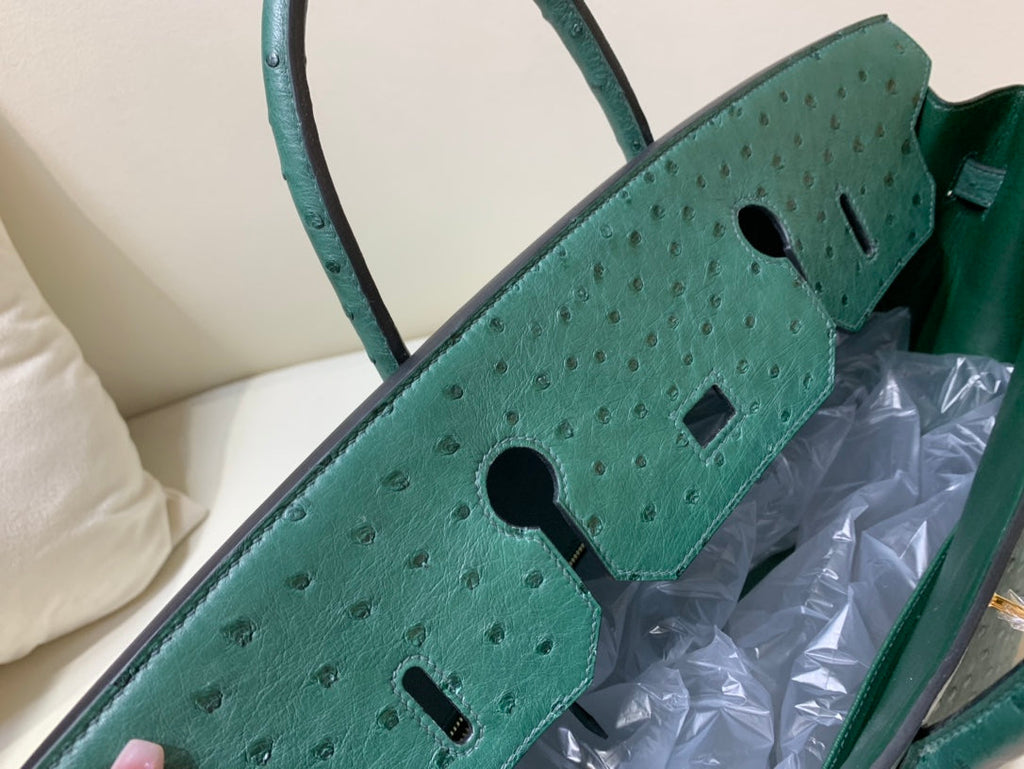Bolsa de 40 pulgadas de avestruz y malaquita con herrajes dorados