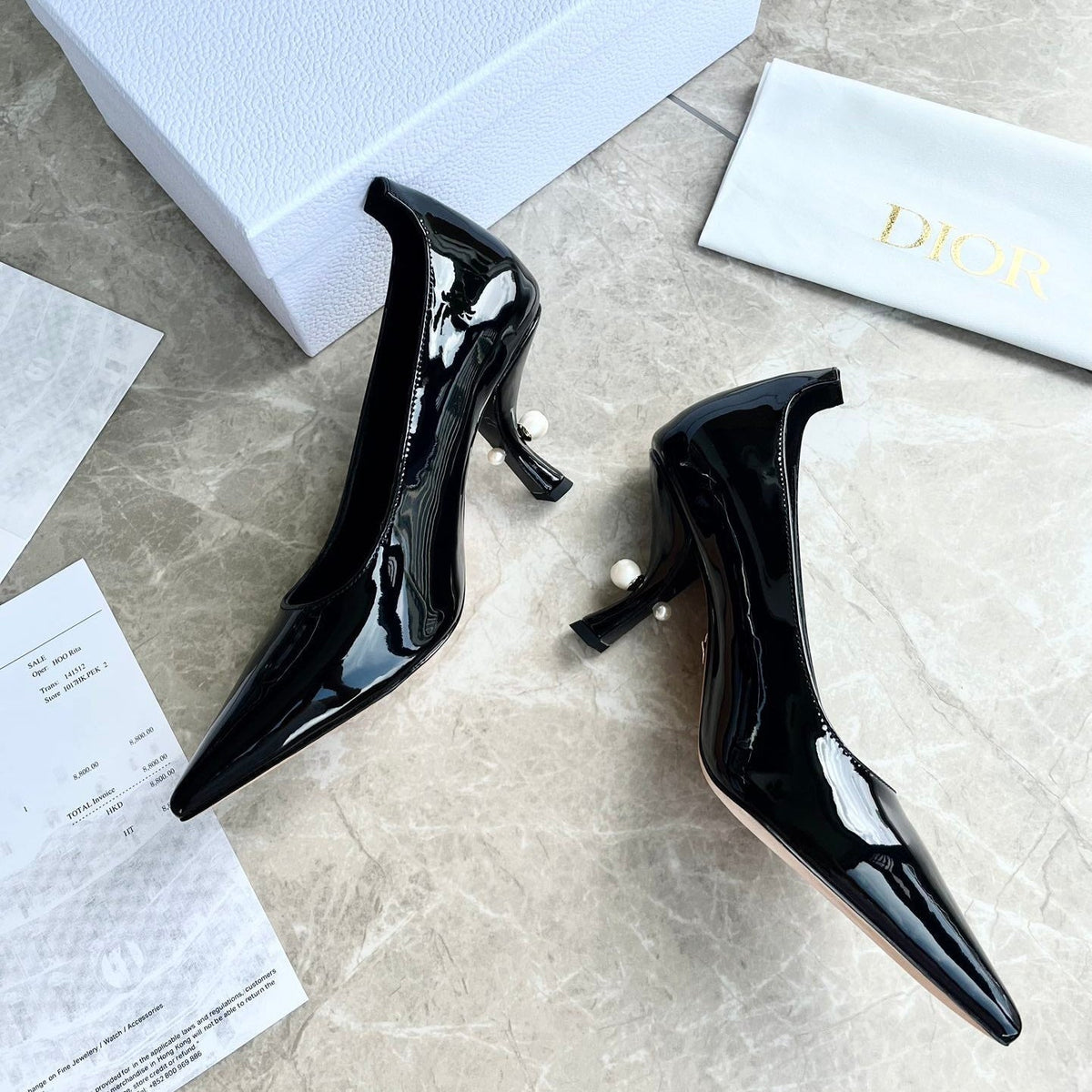 Tacones con logo de perlas tribales