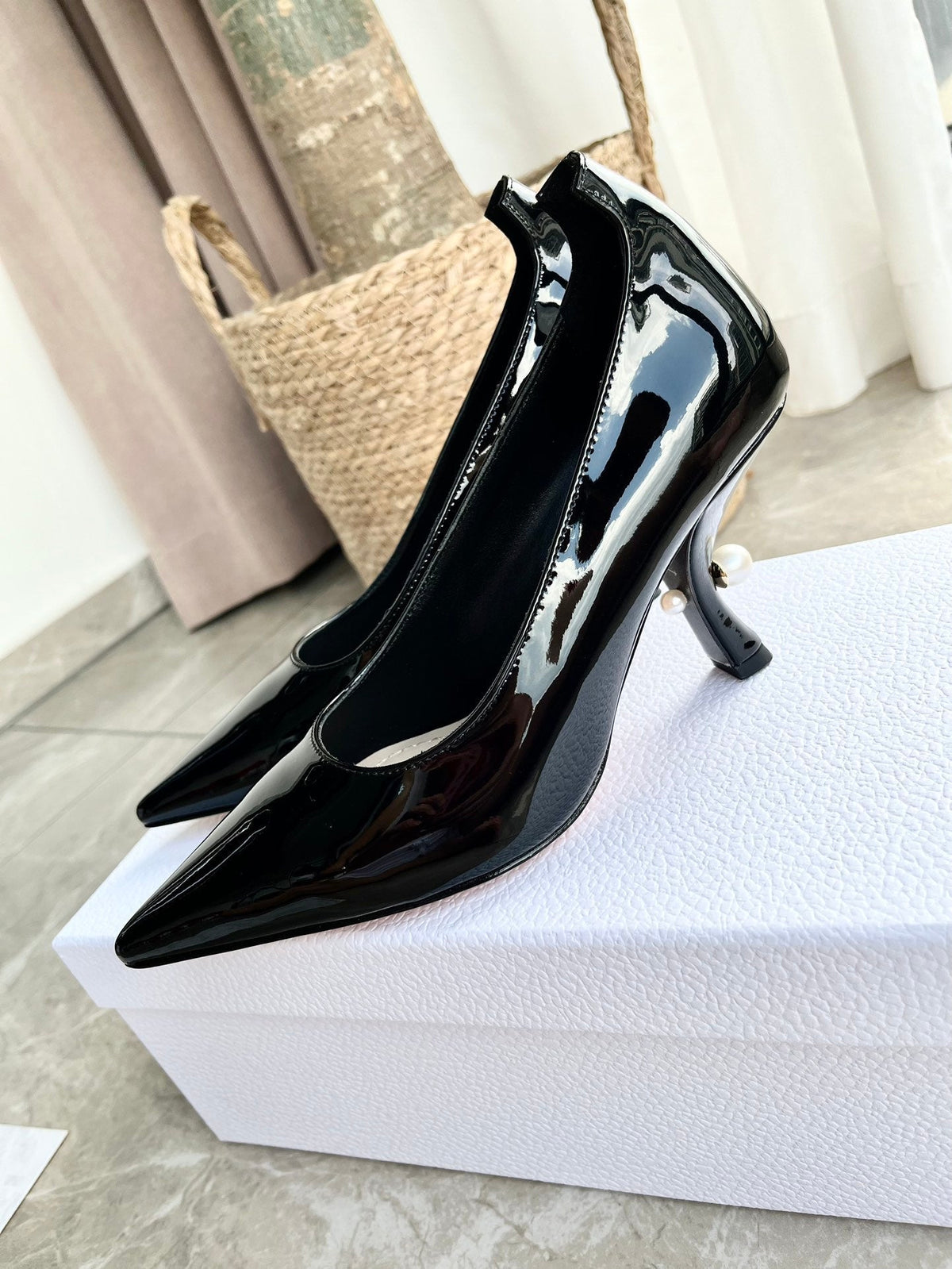 Tacones con logo de perlas tribales