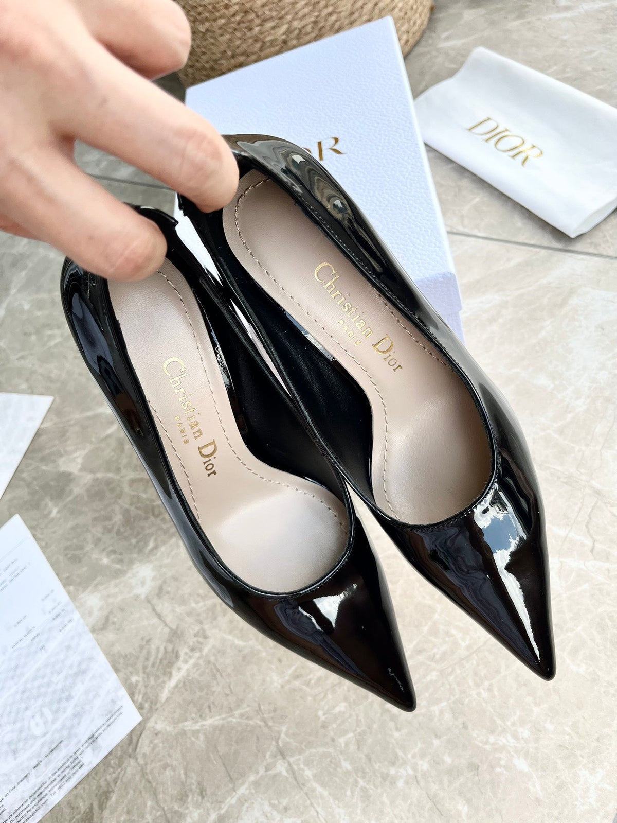 Tacones con logo de perlas tribales