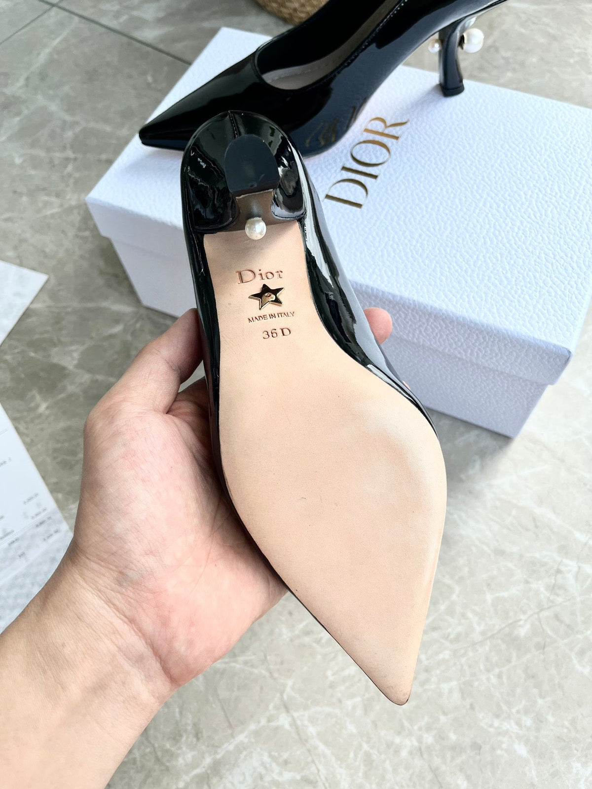 Tacones con logo de perlas tribales