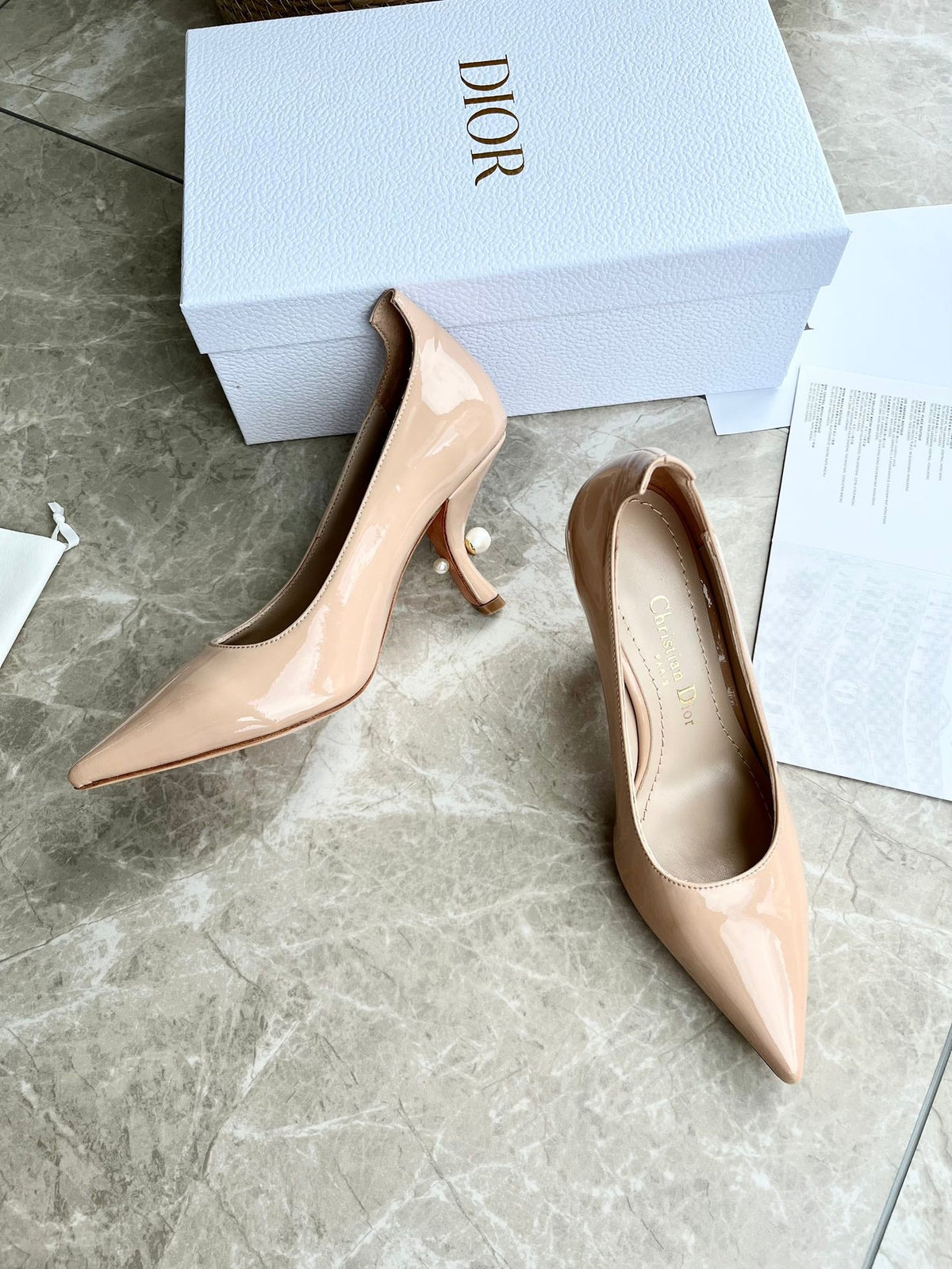Tacones con logo de perlas tribales