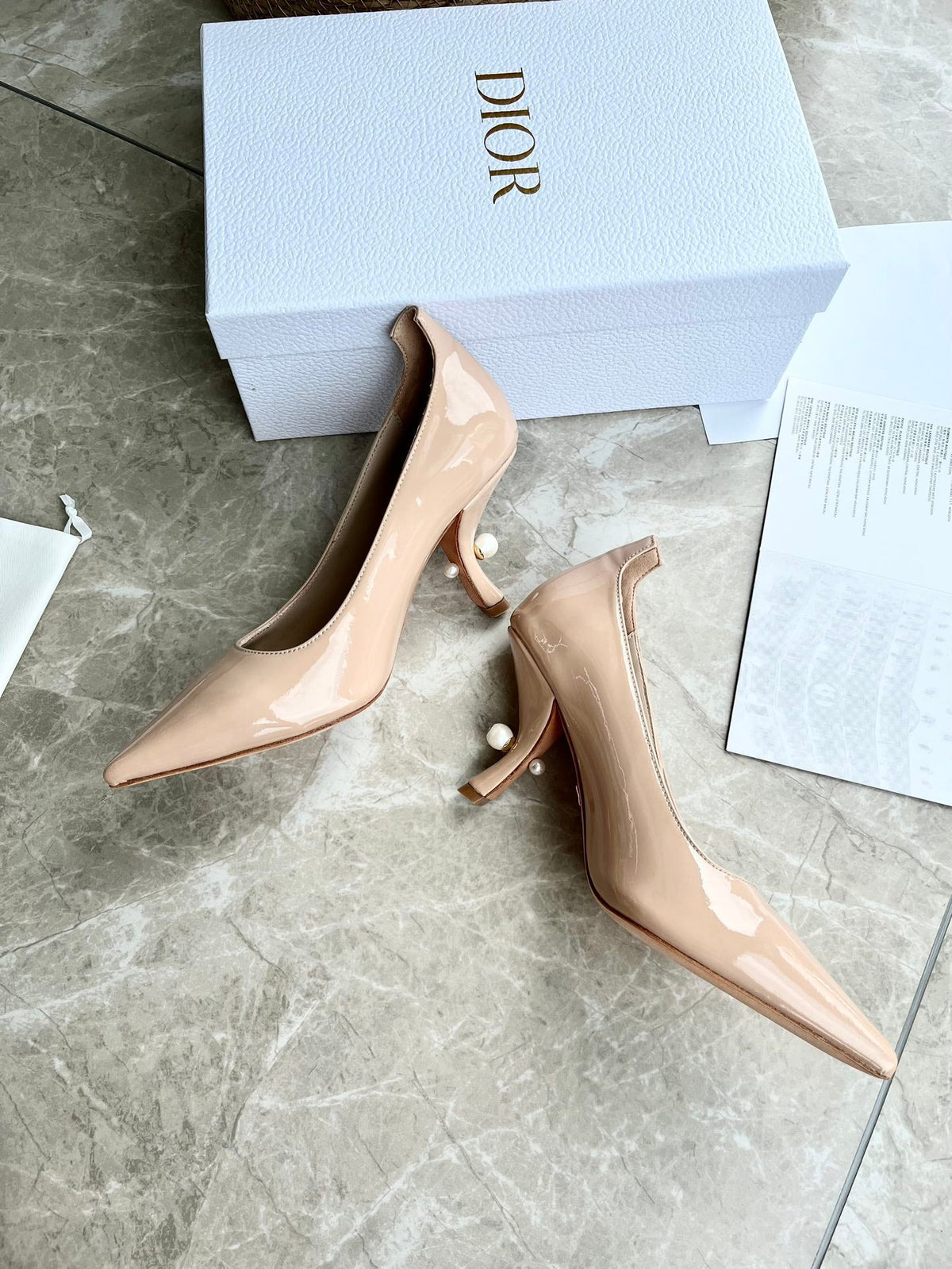 Tacones con logo de perlas tribales