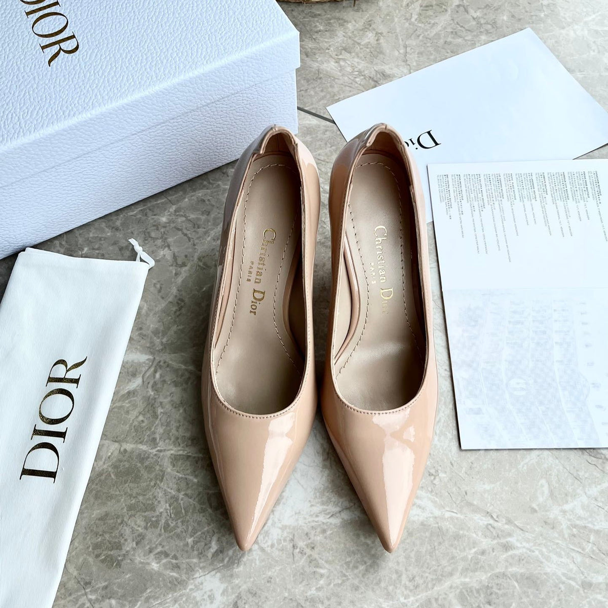 Tacones con logo de perlas tribales
