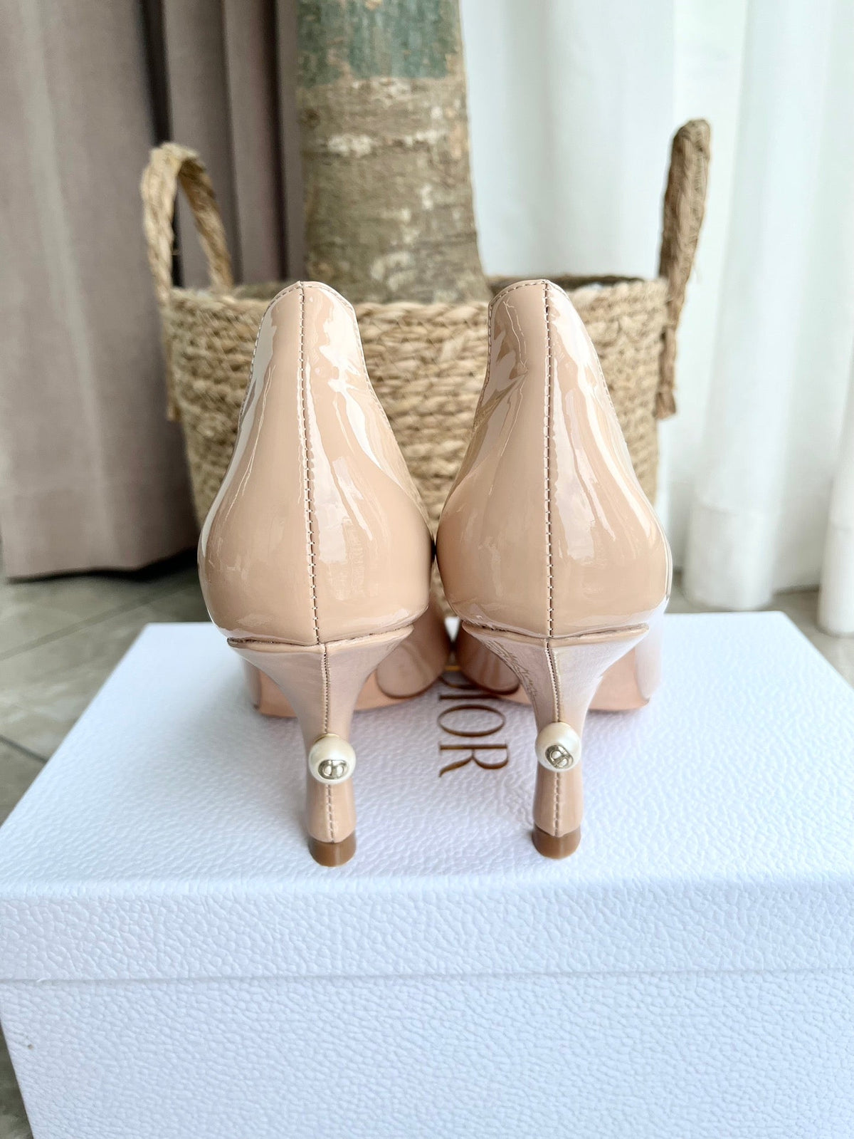 Tacones con logo de perlas tribales
