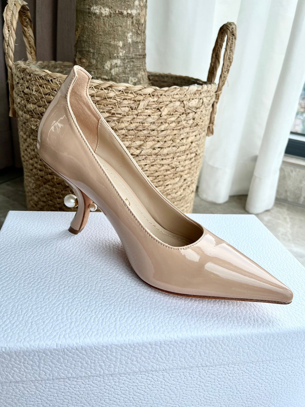 Tacones con logo de perlas tribales