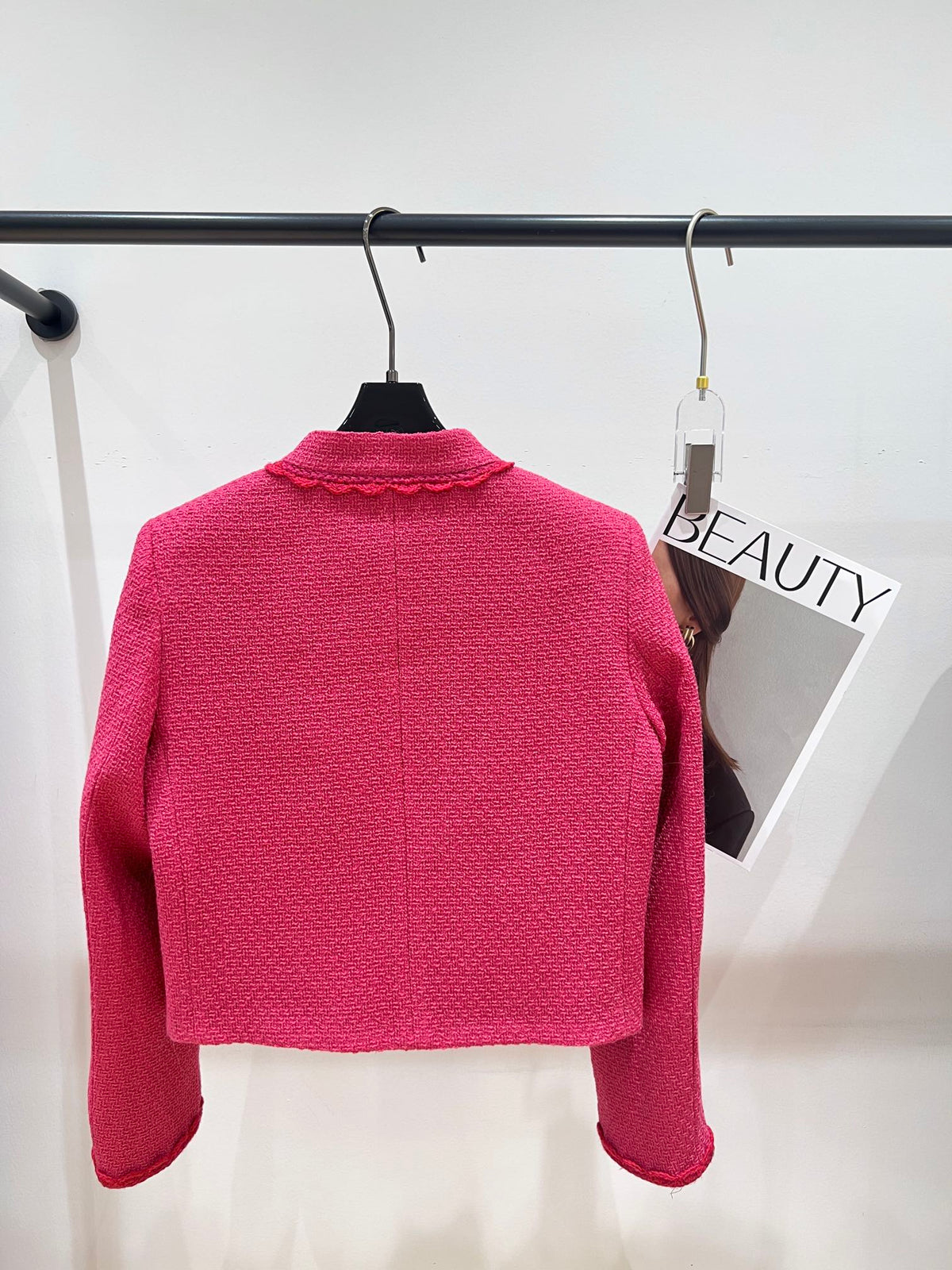 Chaqueta corta con detalle de rosa