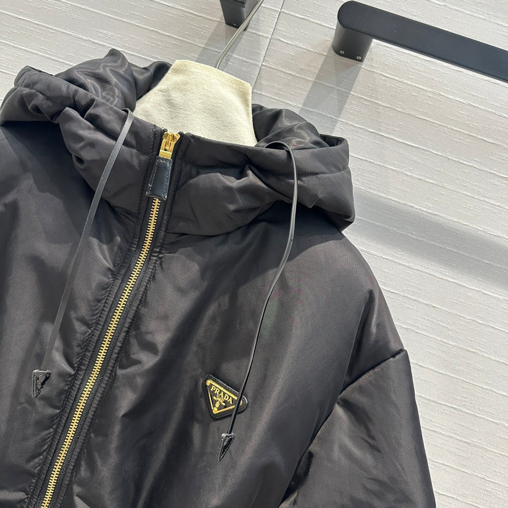 Chaqueta de plumas con capucha de nailon y cinturón