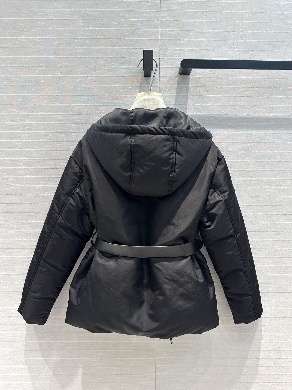 Chaqueta de plumas con capucha de nailon y cinturón