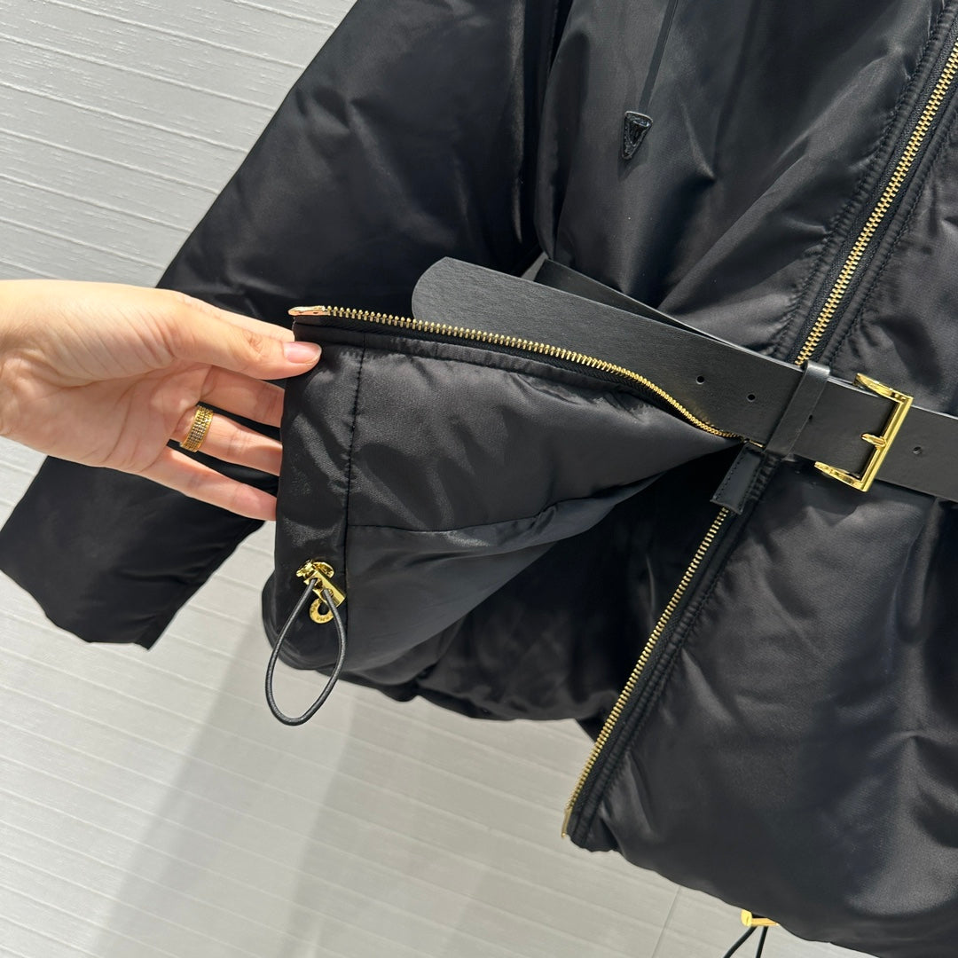 Chaqueta de plumas con capucha de nailon y cinturón