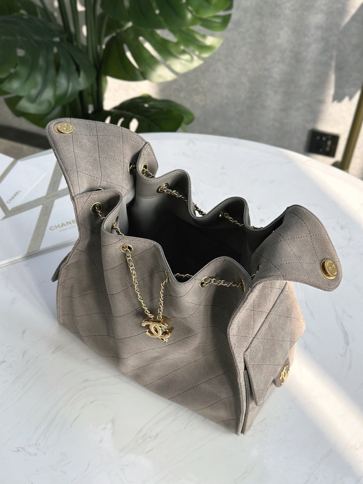 Bolso hobo tipo cubo de ante esmerilado – 2 tamaños