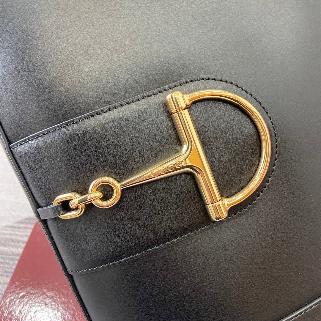 Bolso tipo cubo de piel negra