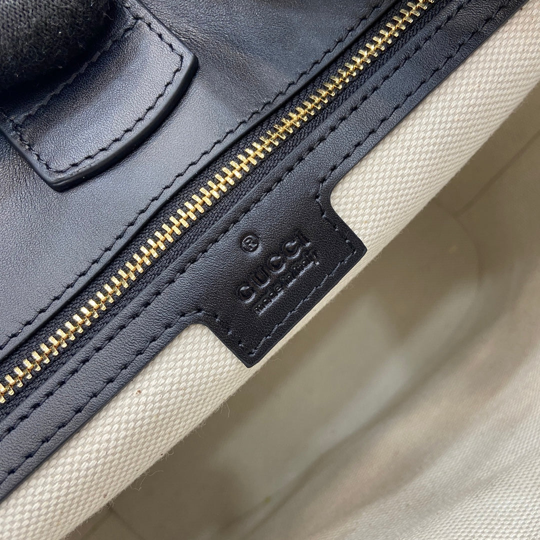 Bolso tipo cubo de piel negra