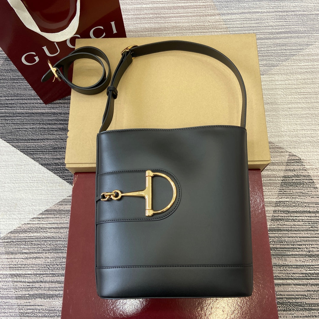 Bolso tipo cubo de piel negra