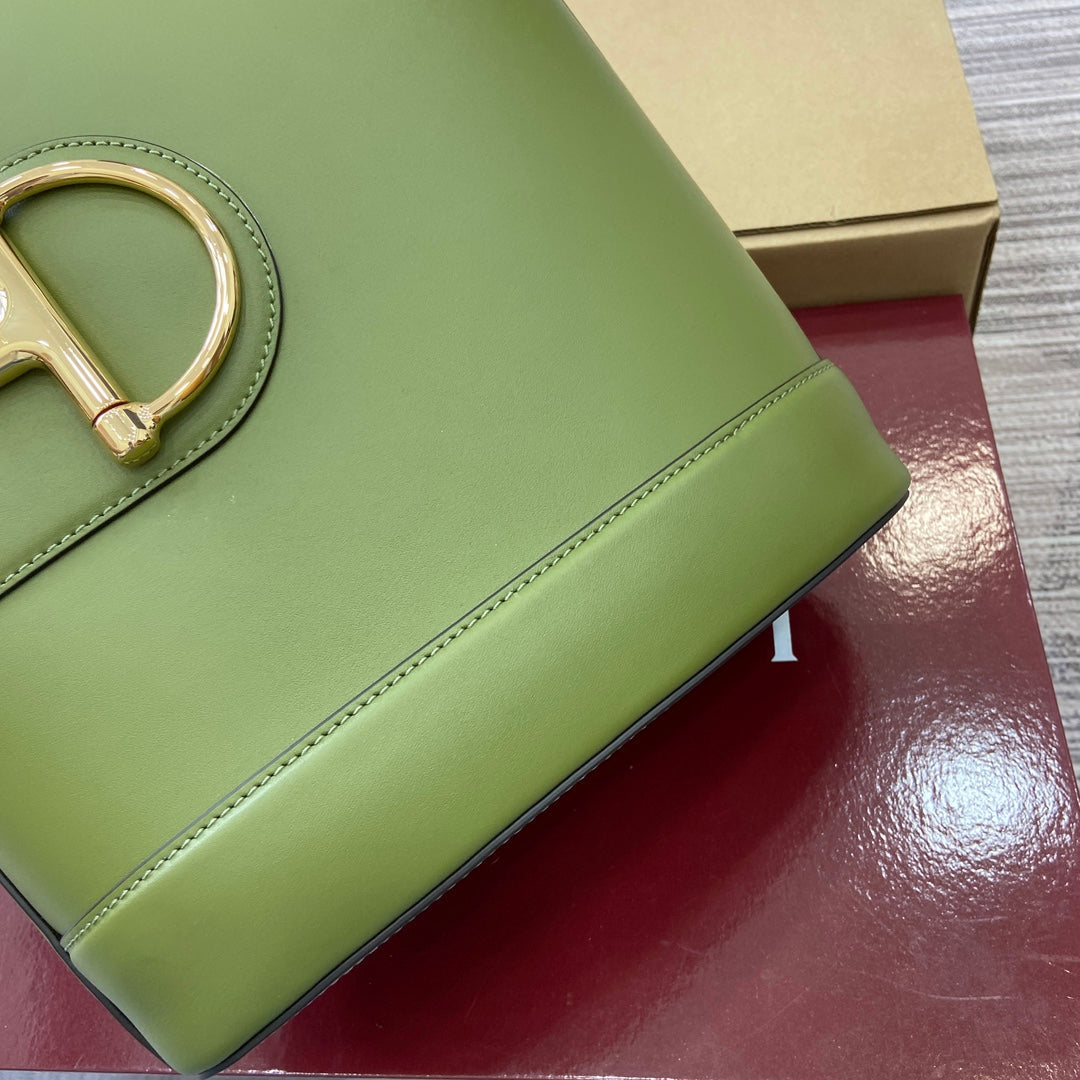 Bolso tipo cubo de piel verde