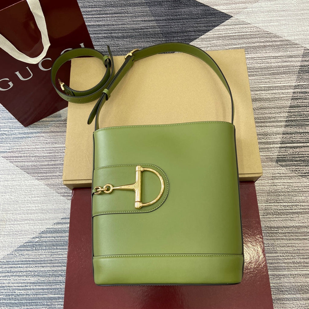 Bolso tipo cubo de piel verde