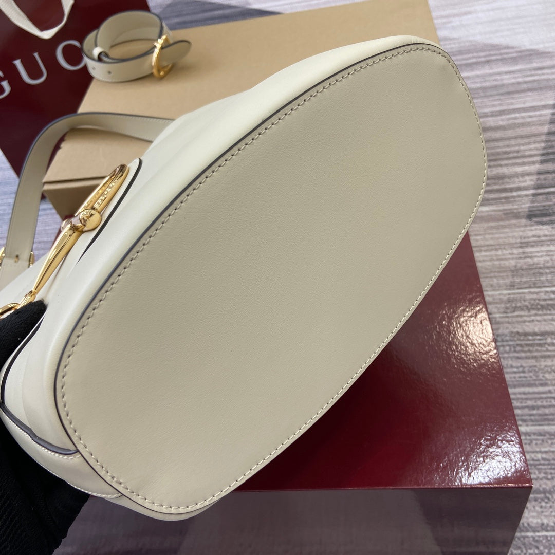 Bolso tipo cubo de piel blanca