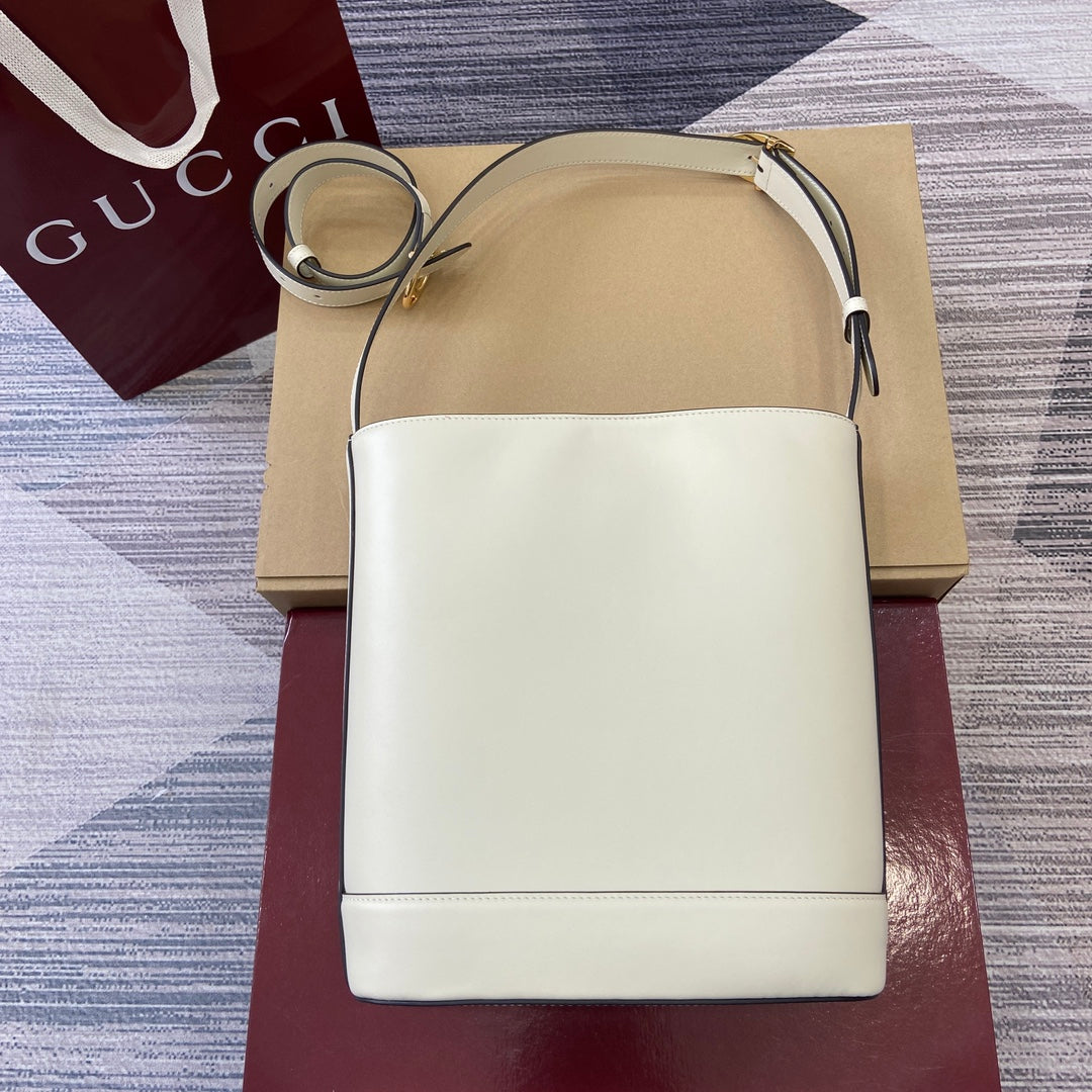 Bolso tipo cubo de piel blanca