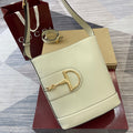 Bolso tipo cubo de piel blanca
