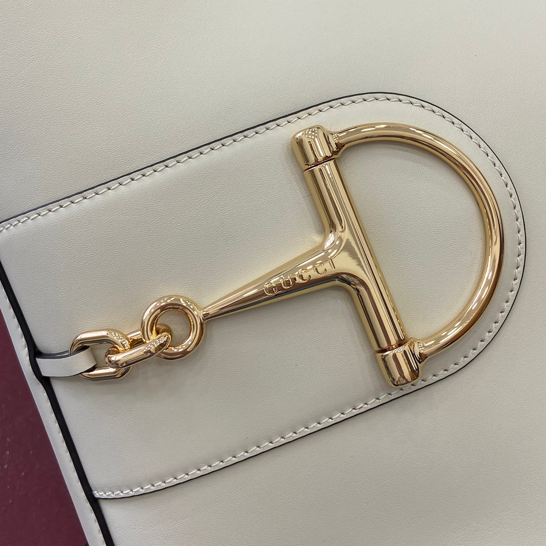 Bolso tipo cubo de piel blanca