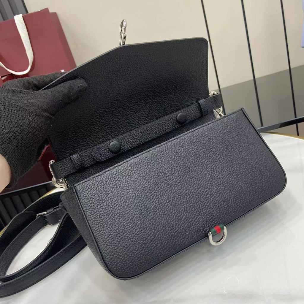 Bolso bandolera de piel granulada negra – Primavera/Verano 2025