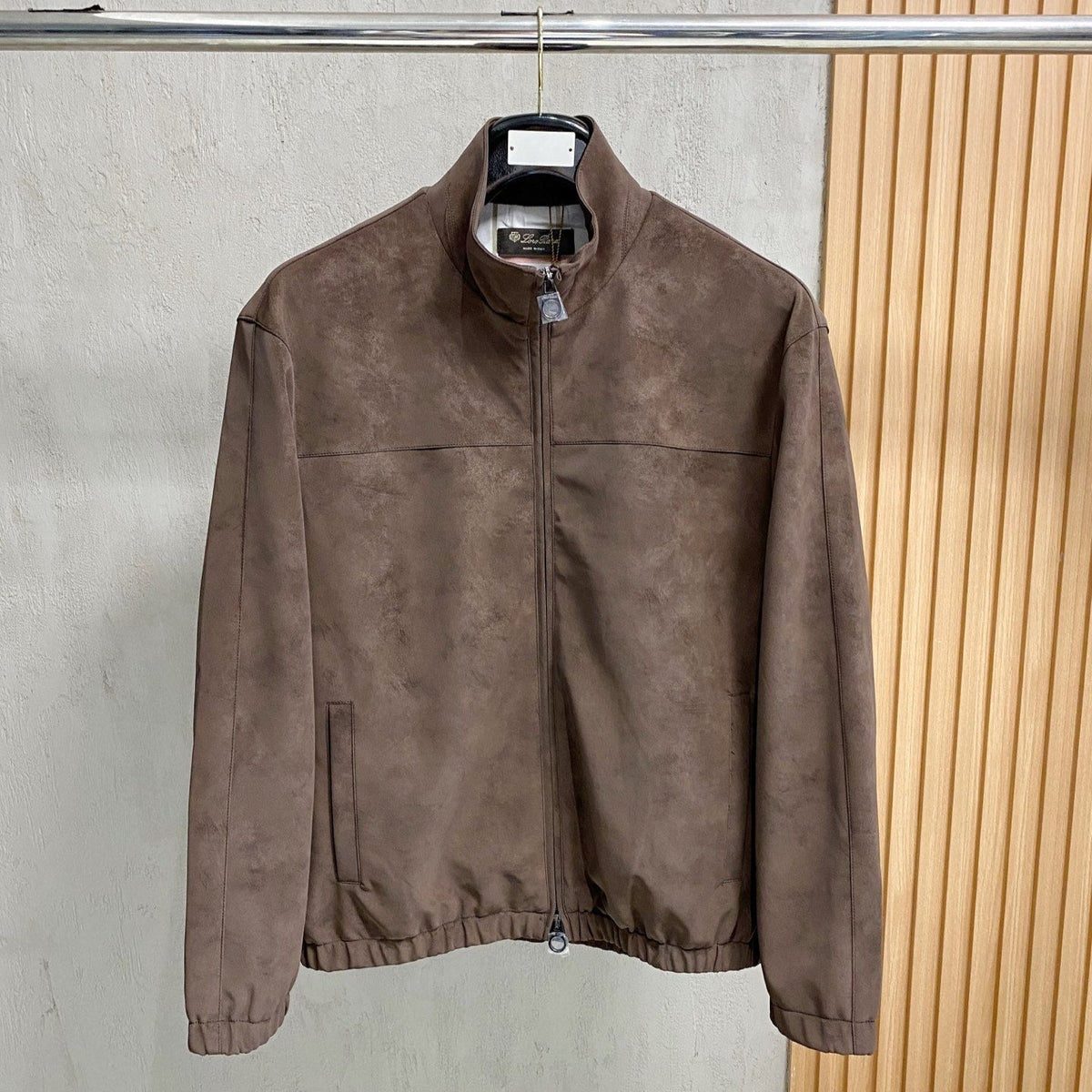 Chaqueta italiana de ante con cuello alto