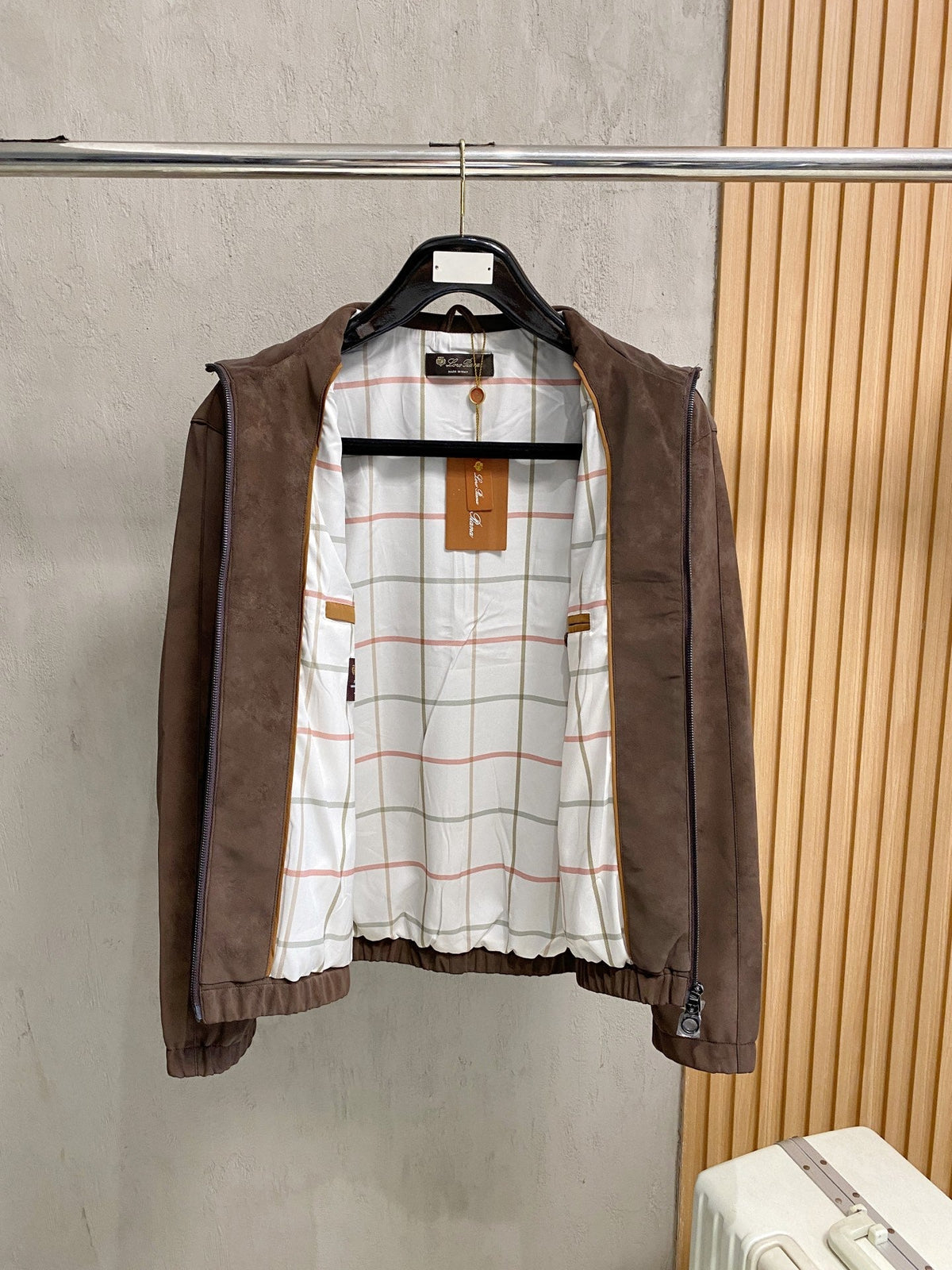 Chaqueta italiana de ante con cuello alto