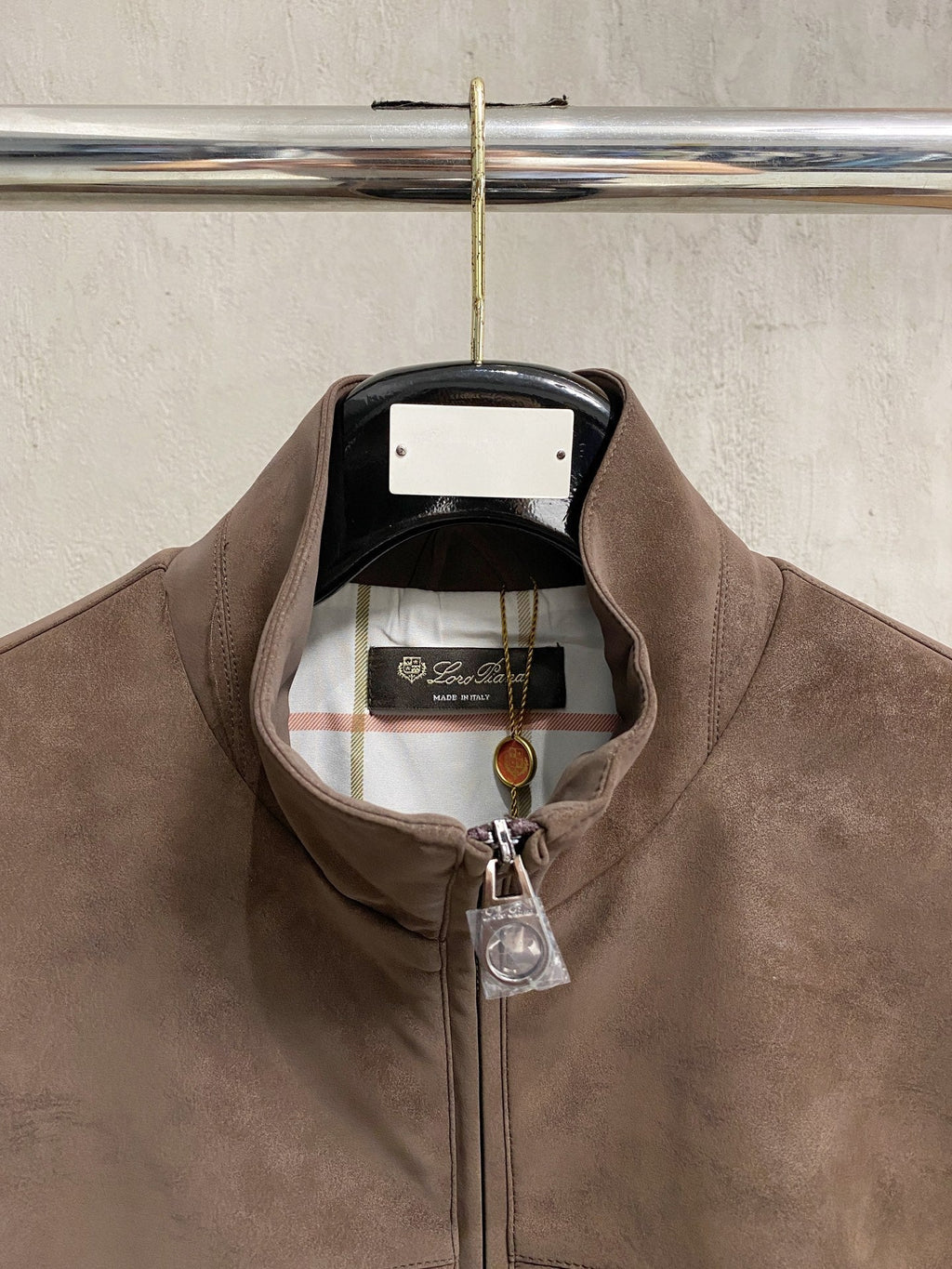 Chaqueta italiana de ante con cuello alto