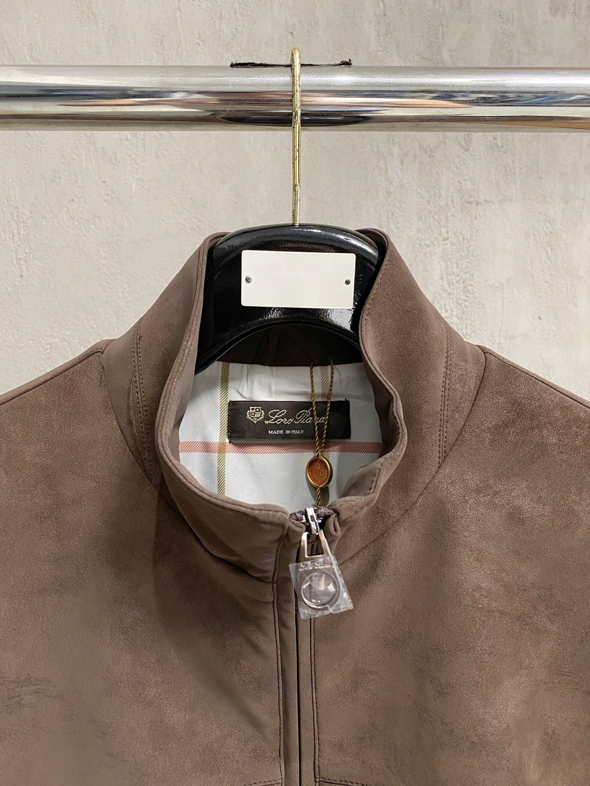 Chaqueta italiana de ante con cuello alto