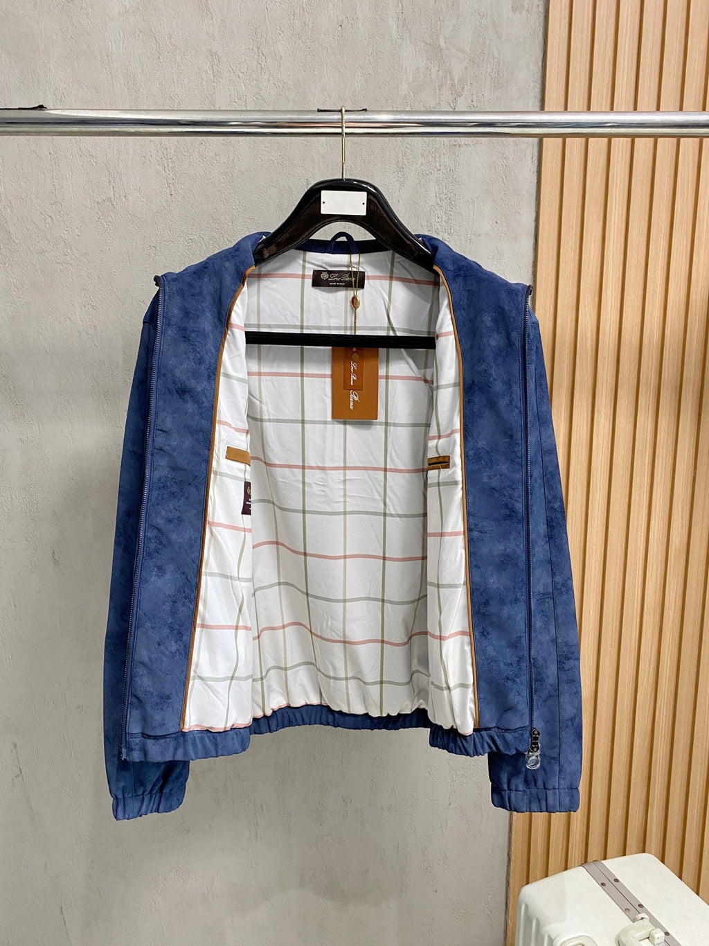 Chaqueta italiana de ante con cuello alto