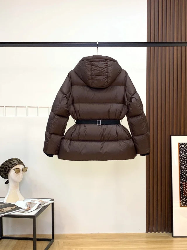 Chaqueta acolchada con capucha y cinturón