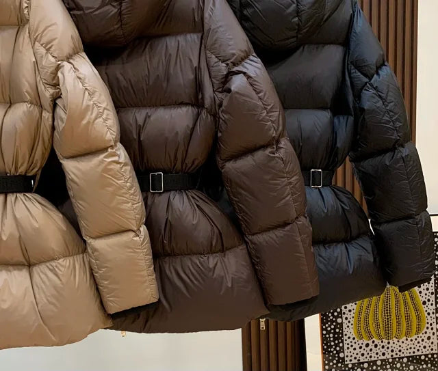 Chaqueta acolchada con capucha y cinturón