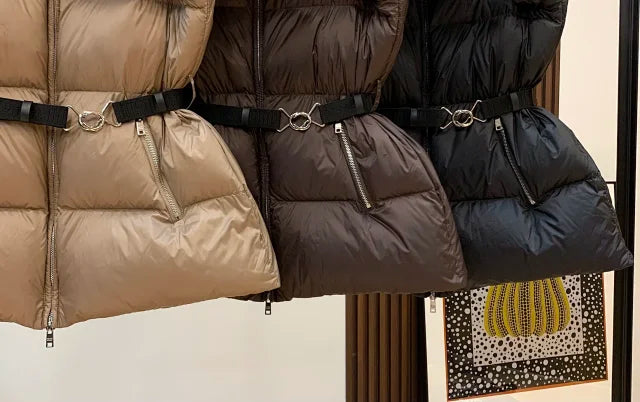 Chaqueta acolchada con capucha y cinturón