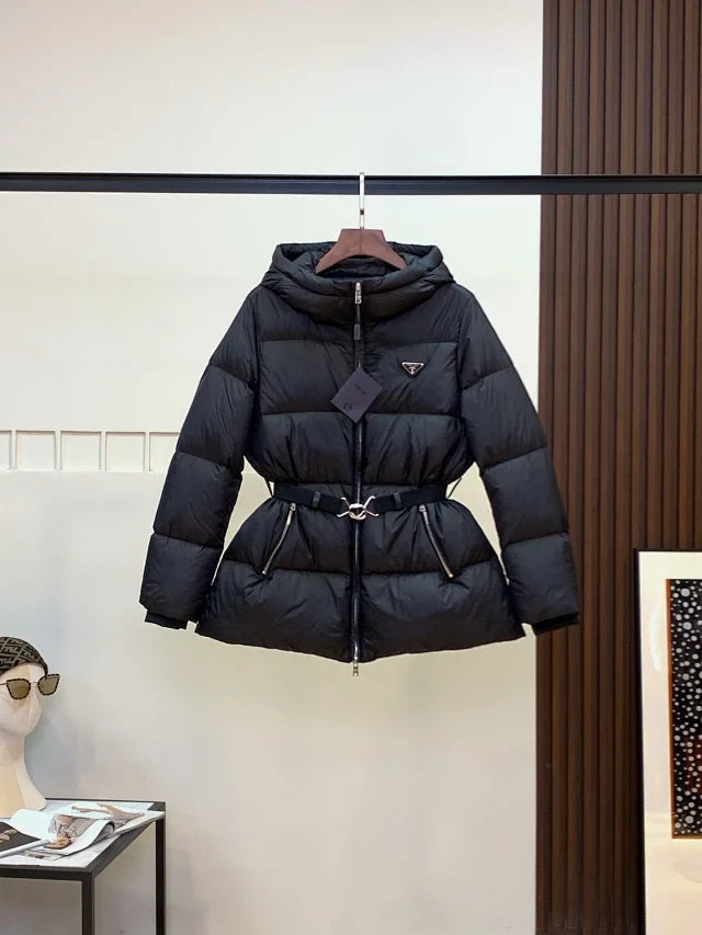 Chaqueta acolchada con capucha y cinturón
