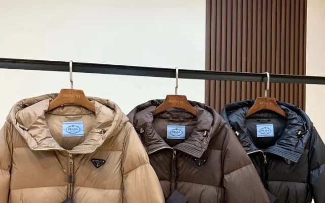 Chaqueta acolchada con capucha y cinturón