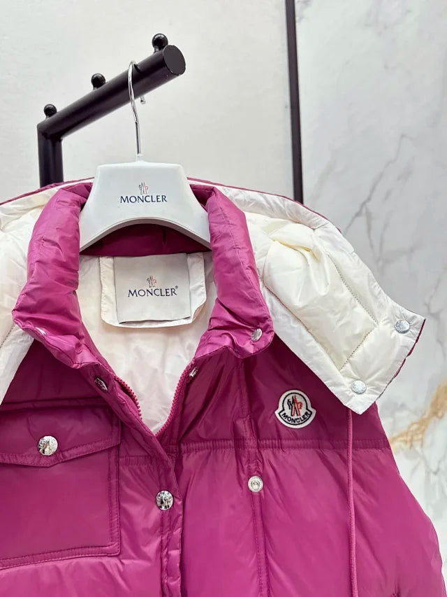 Chaleco de plumas con capucha