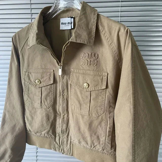 Chaqueta unisex color caqui con cremallera