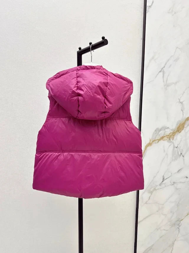 Chaleco de plumas con capucha