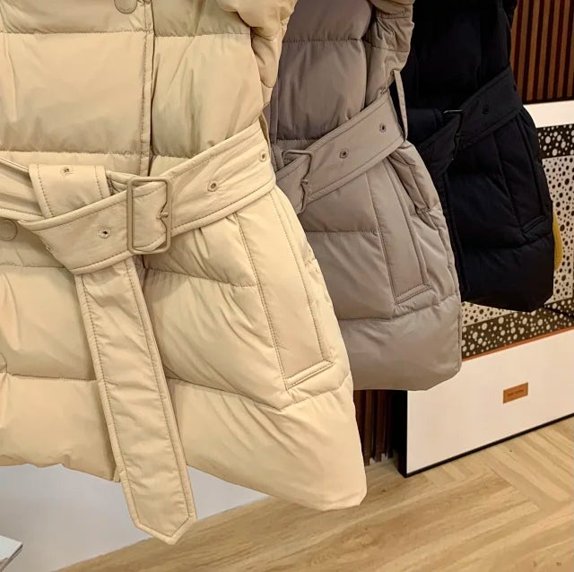 Chaqueta de plumas con cinturón